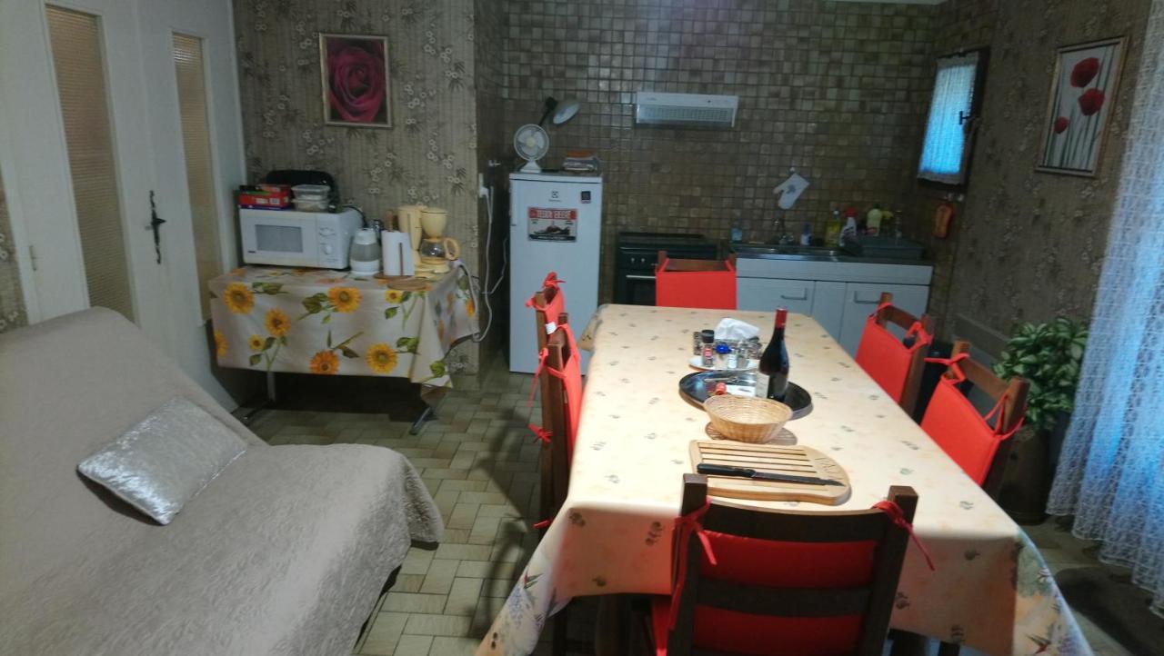 F2 de 45 m2 avec jardin au rdc dans villa chiens OK à 5 min à pied des Thermes de Vernet-les-Bains, location de samedi à samedi Exterior foto